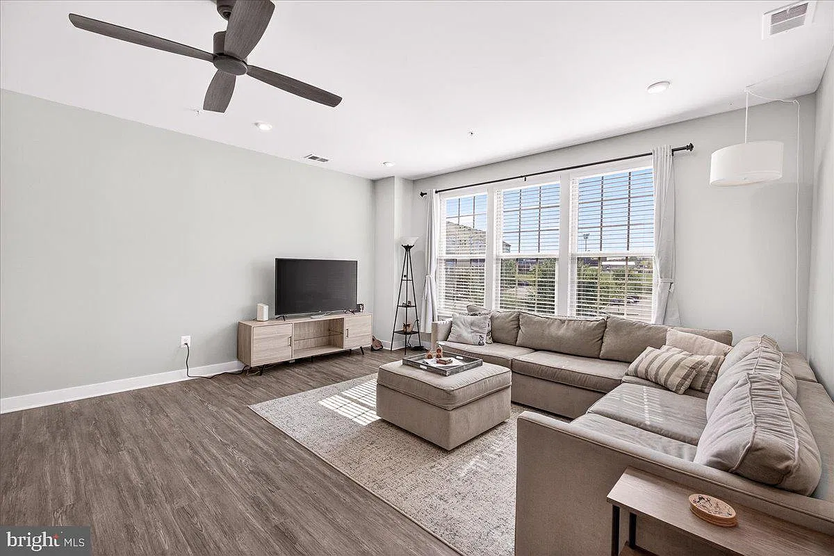 3 bed, 2.5 bath, 2806 sqft, $2,800 — Photo 3