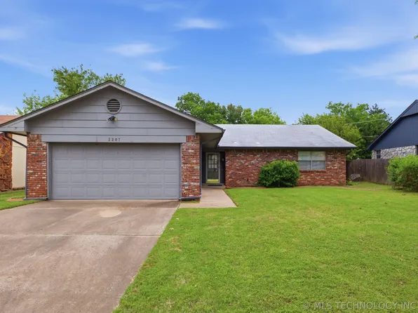 3207 S Skylane Dr W, Sand Springs, OK 74063