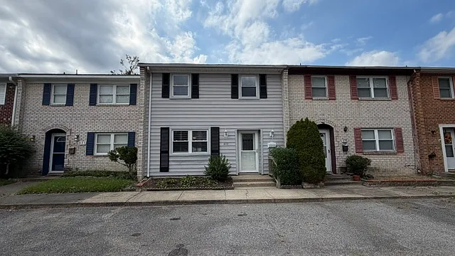3 bed, 1.5 bath, 1470 sqft, $1,995 — Photo 2