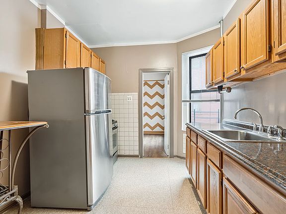 4th image of 946 Hoe Ave APT 4A