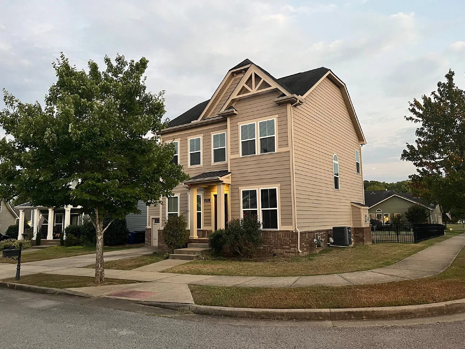 4 bed, 2.5 bath, 2574 sqft, $3,600 — Photo 2