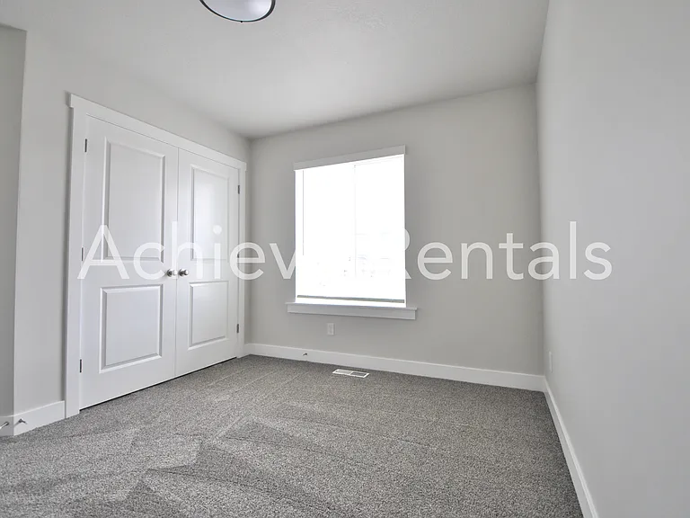 2207 S 1090 E — Photo 14