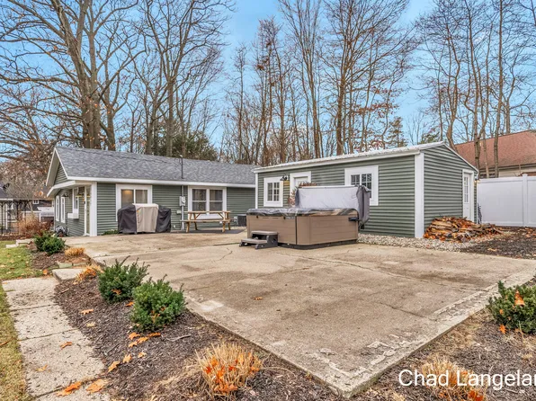16837 Ferry St, Spring Lake, MI 49456
