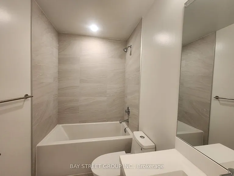 400 King St W #829 — Photo 12