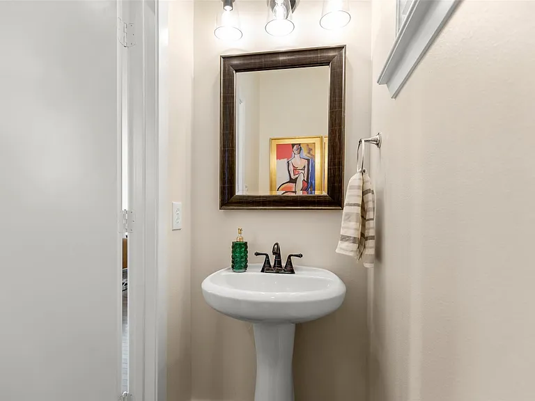 903 Roy St — Photo 17