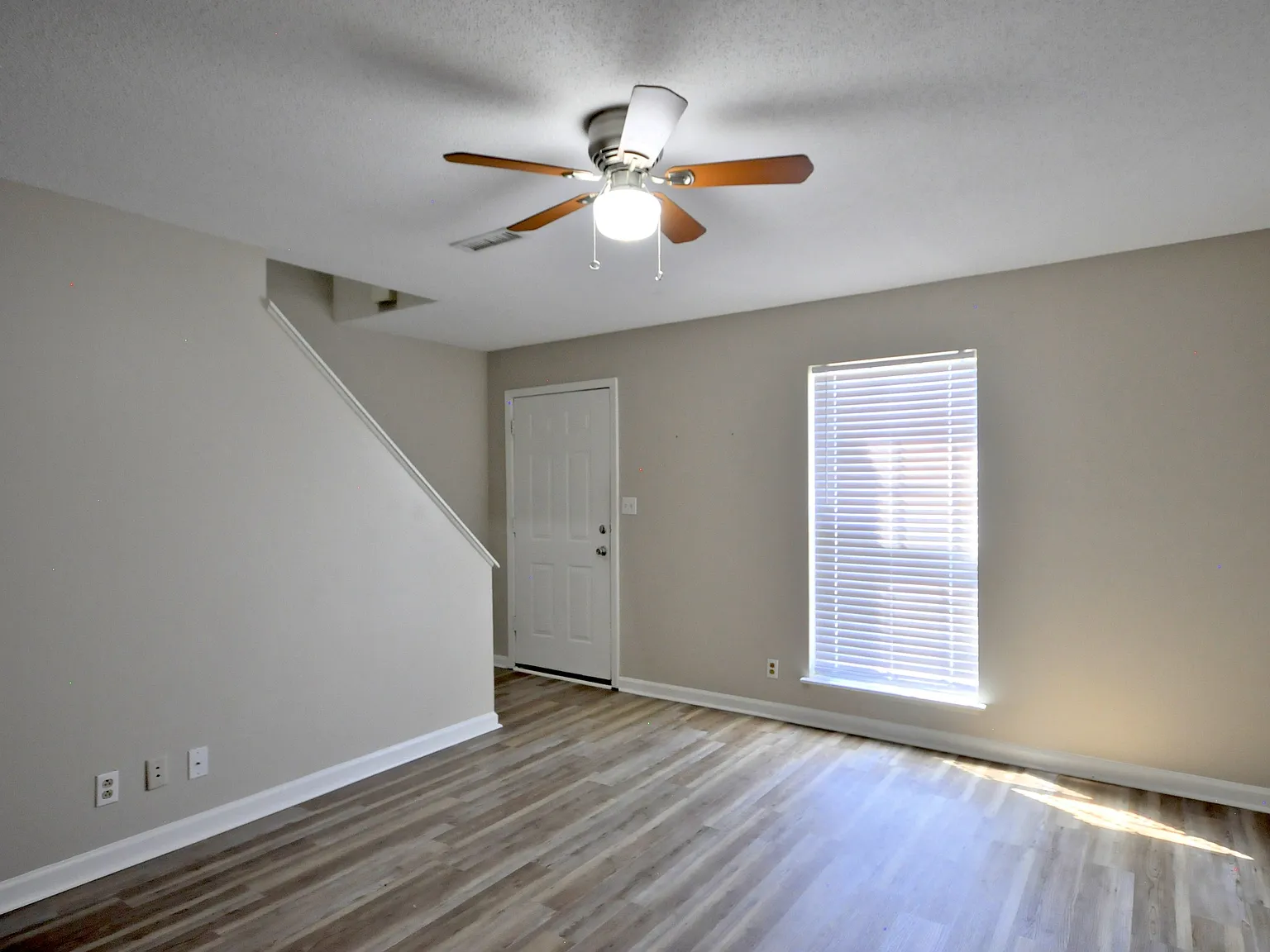 2 bed, 1.5 bath, 1100 sqft, $980 — Photo 3
