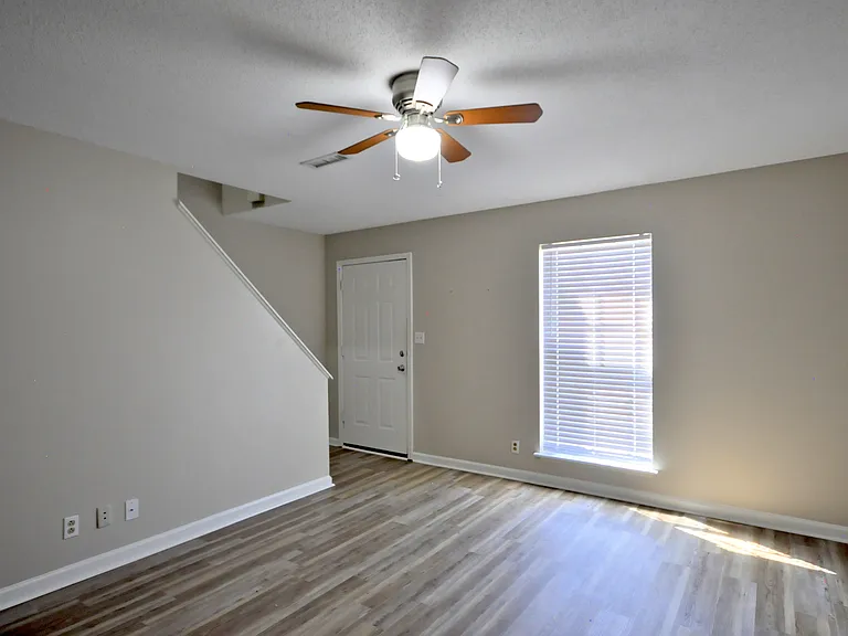 460 Martha Ln #C — Photo 3