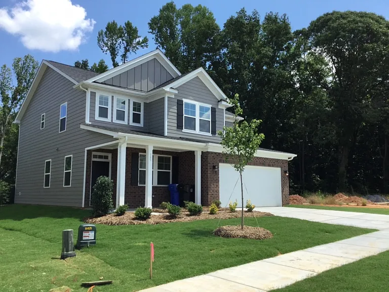 145 Willowbrook Dr — Photo 1