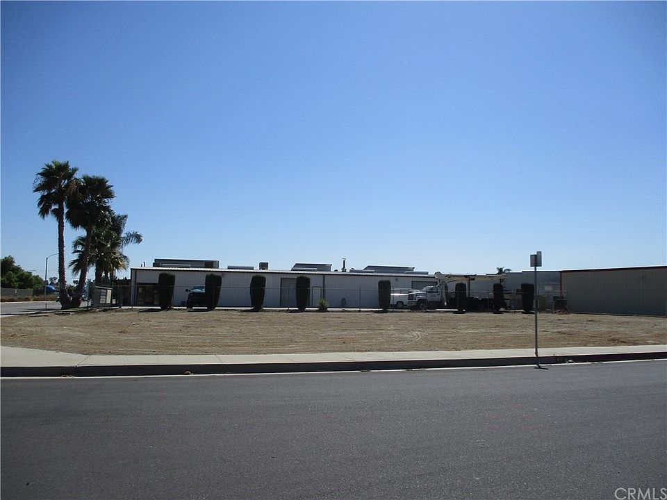 1st image of 572 S Grand Ave