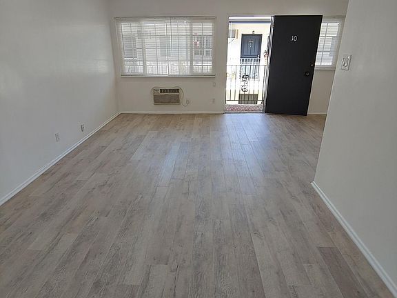 3rd image of 829 N San Vicente Blvd APT 10