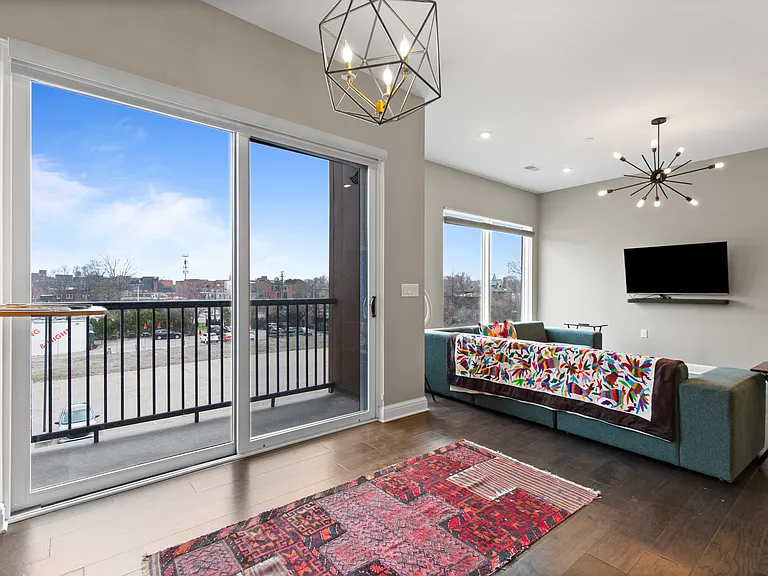 438 Selden St #302 — Photo 10