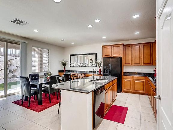 Breakfast Bar, Nook Dining Area