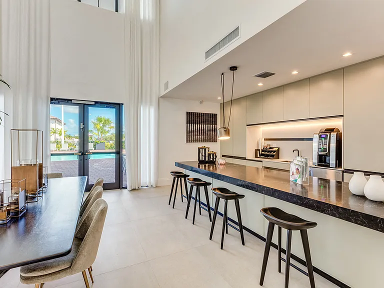 Legacy Las Palmas — Photo 8