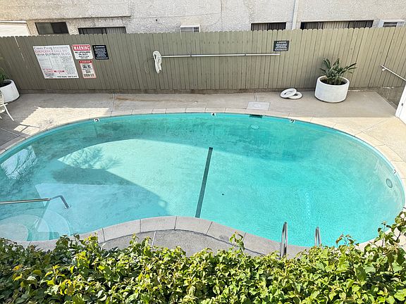 3rd image of 18144 Burbank Blvd APT 002