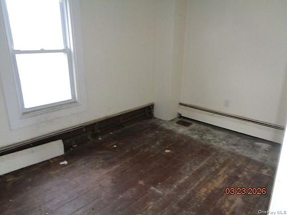 4th image of 19 E 10th Road