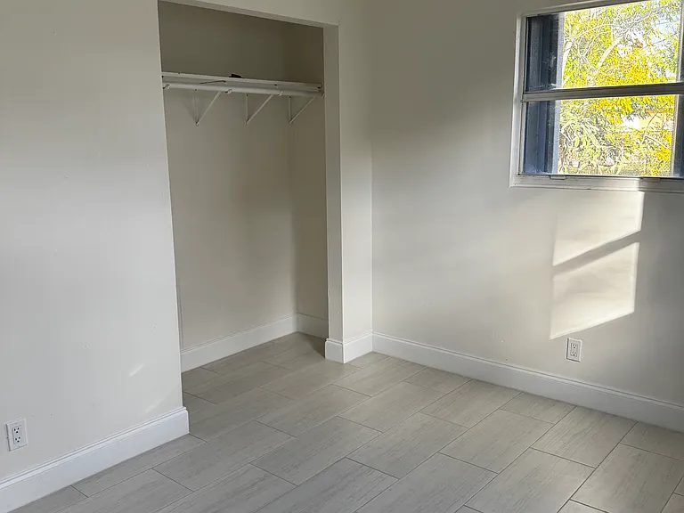 1043 NE 20th St #2 — Photo 6