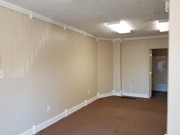 5th image of 109 E 3rd St