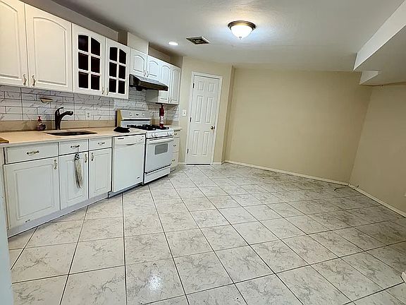 3rd image of 1428 Victory Blvd #1B