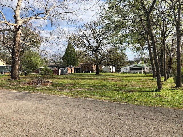 1st image of 204 W Caddo Ave