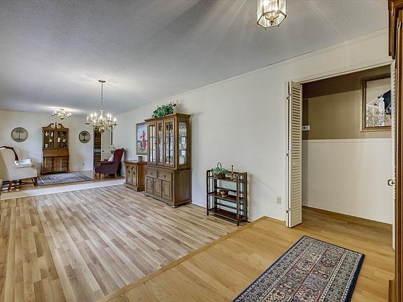 5th image of 127 Green Dr