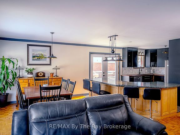 5th image of 247 Simcoe St