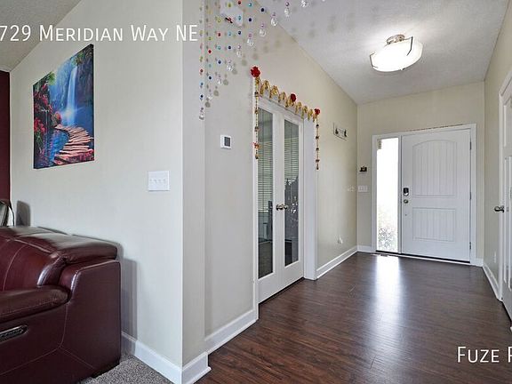 3rd image of 5729 Meridian Way NE