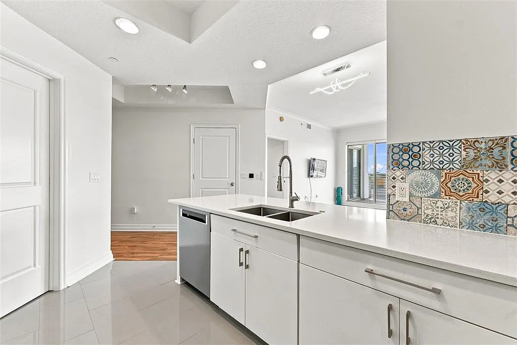 2 bed, 2.5 bath, 1363 sqft, $4,700 — Photo 4