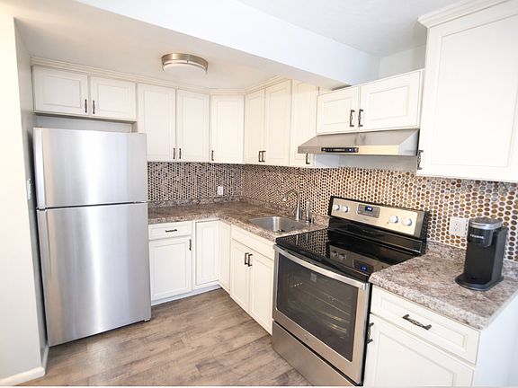 3rd image of 39 Arlene Ct Floor 1