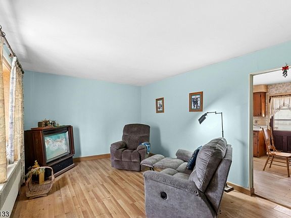 4th image of 104 Warrenville Rd