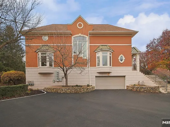 112 Winding Creek Way, Old Tappan, NJ 07675