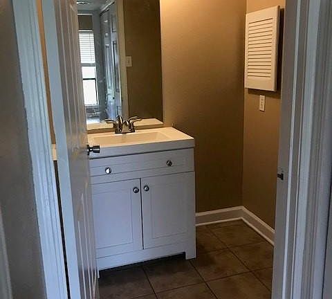 5th image of 827 Asheville Dr #827
