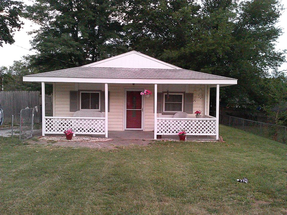 2nd image of 608 E Eisenhower Rd