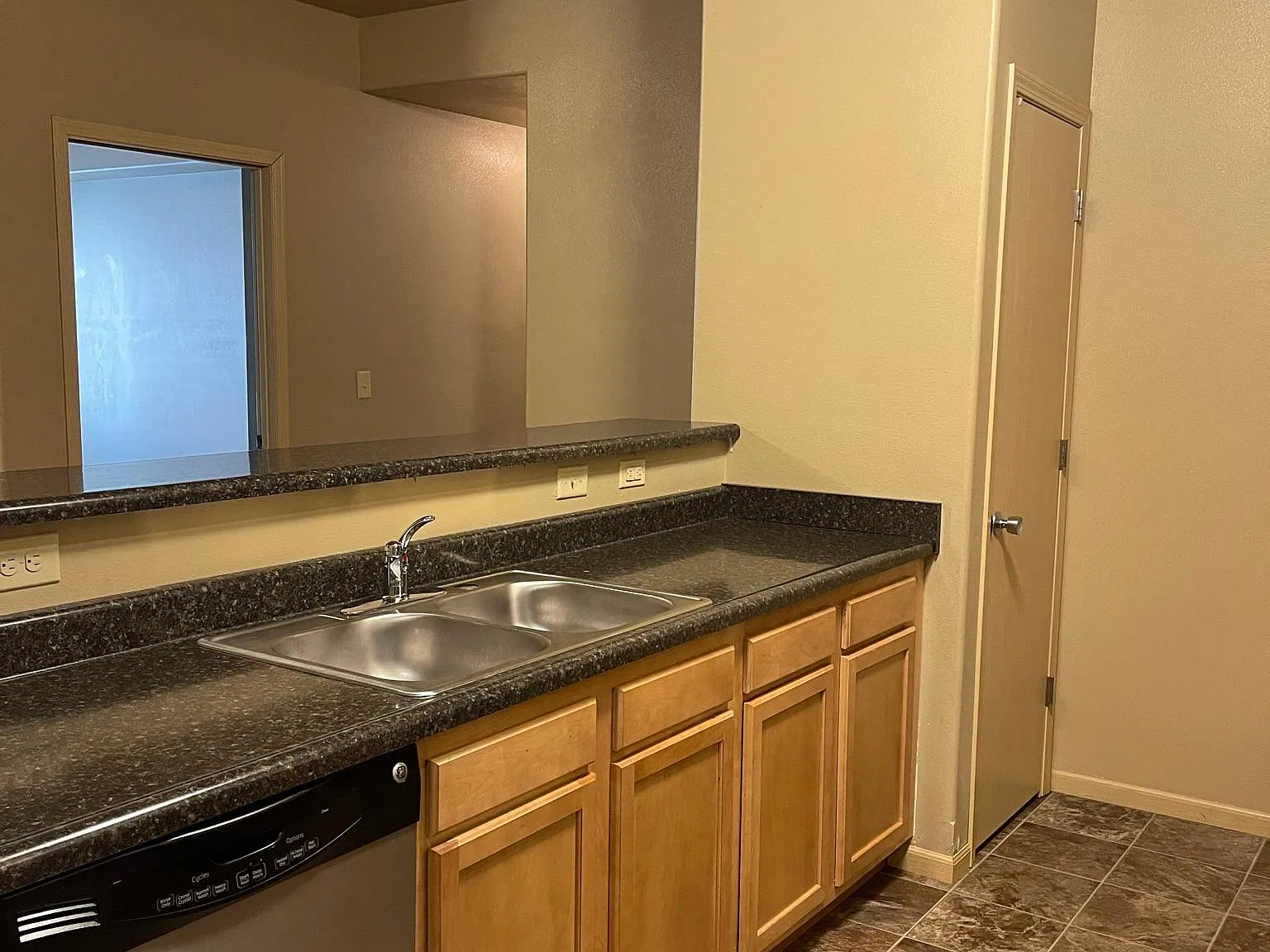 2 bed, 1143 sqft, $1,692 — Photo 3