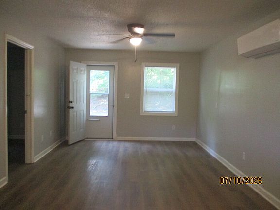 2nd image of 321 Oak St #321
