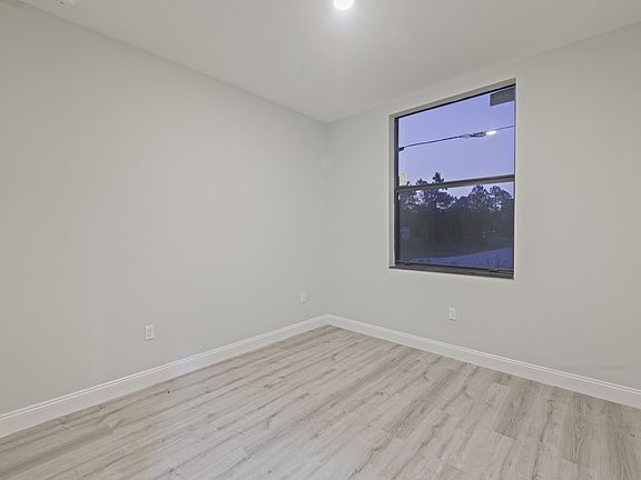 3rd image of 950 Alcalde St E
