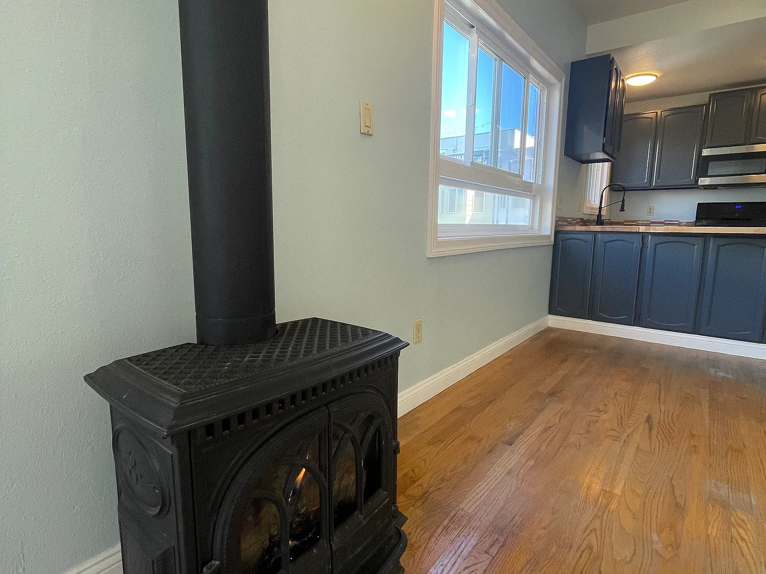 2 bed, 1.5 bath, 1100 sqft, $5,700 — Photo 2