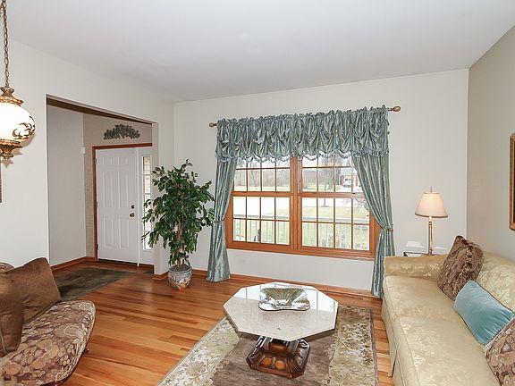 4th image of 568 E Lincoln Ave