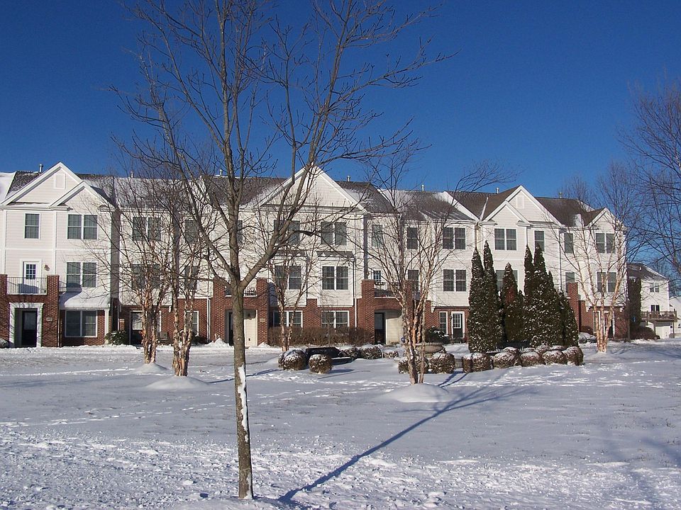 1st image of 5970 Woodshire Dr #203