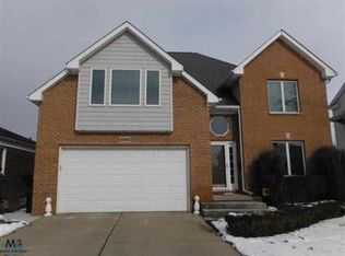 22423 Bayview Dr, Saint Clair Shores, MI 48081