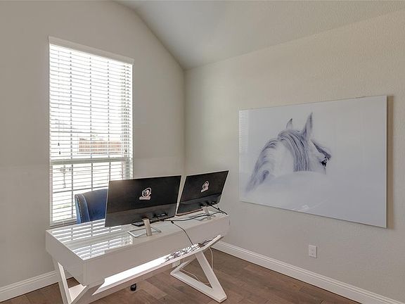 5th image of 404 Lomax Ln