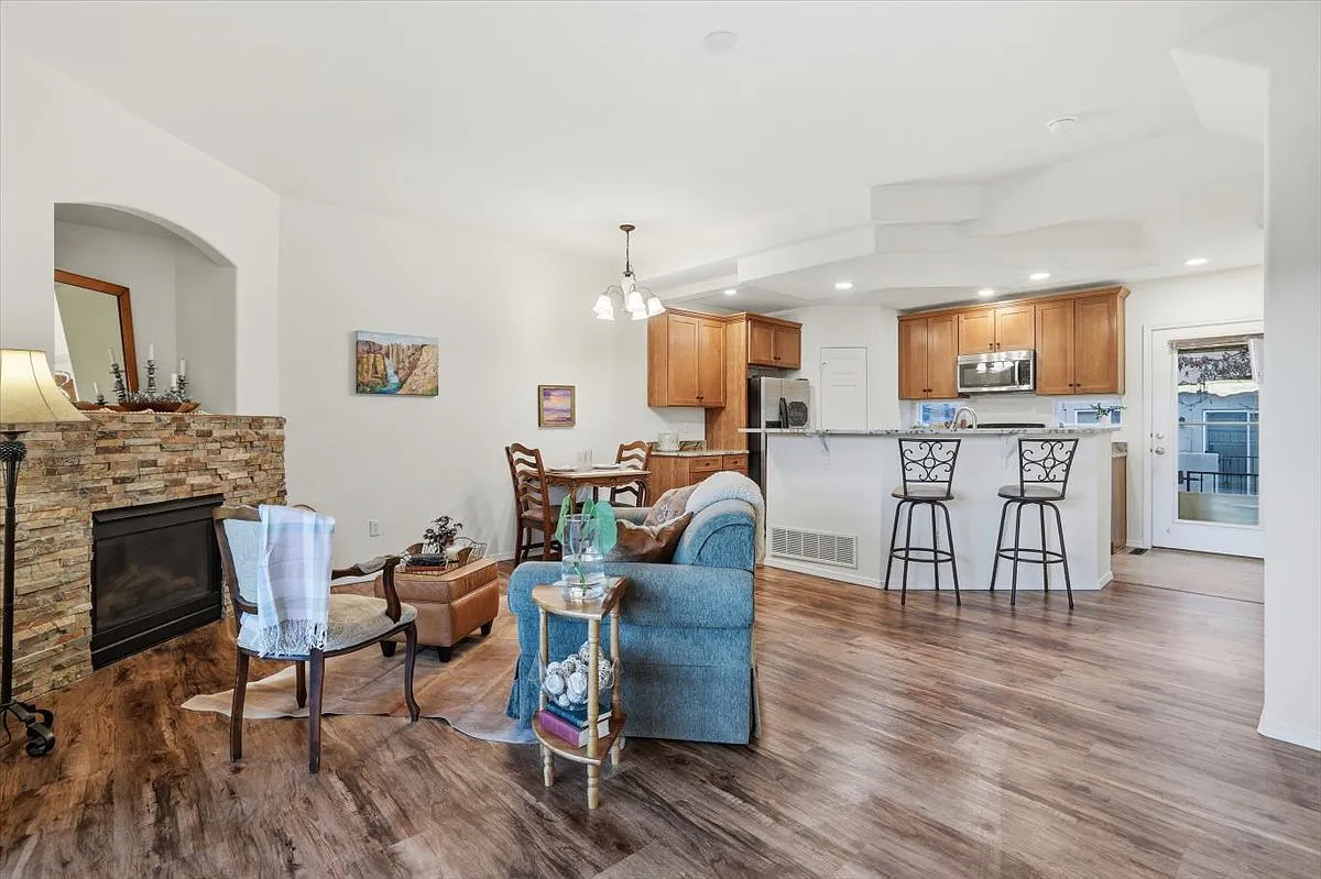 2 bed, 2.5 bath, 1228 sqft, $1,895 — Photo 3