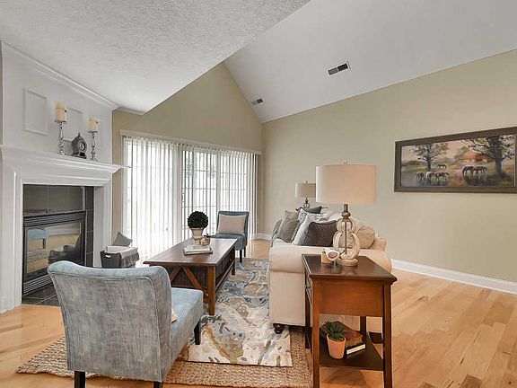 4th image of 595 Foxdale Pl
