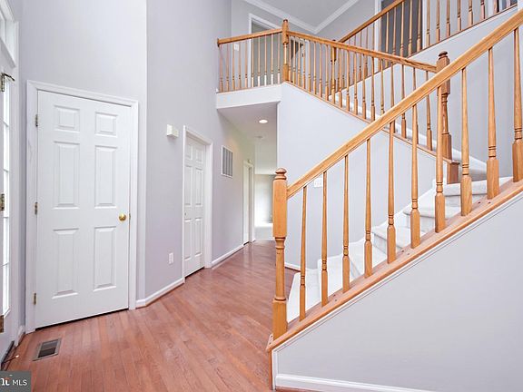 3rd image of 8 Temple Dr