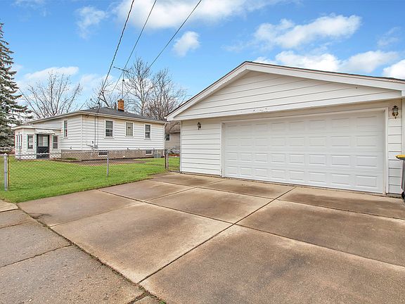 3rd image of 18457 Oakwood Ave