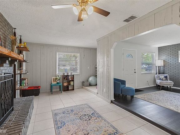 5th image of 216 E Holly Dr