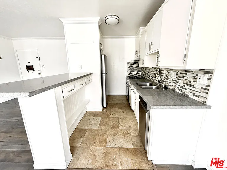250 Linden Ave #201 — Photo 7
