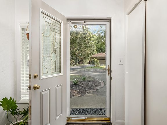 4th image of 640 Yaronia Dr S