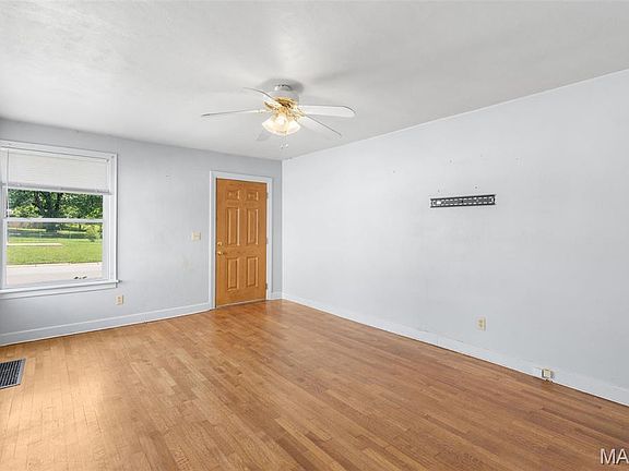 4th image of 306 W 8th St