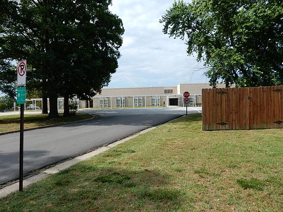 3rd image of 923 Dogwood Dr
