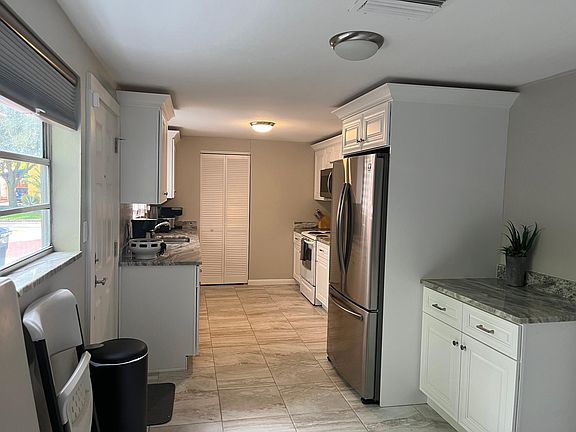 4th image of 2317 W Bristol Ave